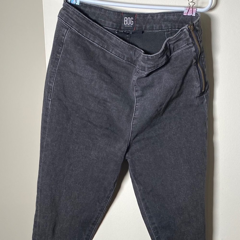 Stretch high-waisted pants.